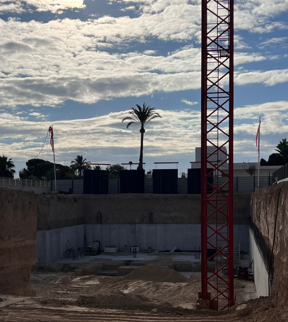 Vista detalle de grua en Hermes Residential Beach in San Juan de Alicante