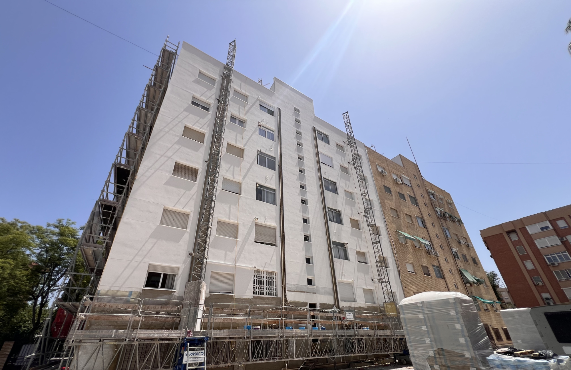 Vista general de fachada principal. Complejo Intervivienda, Murcia