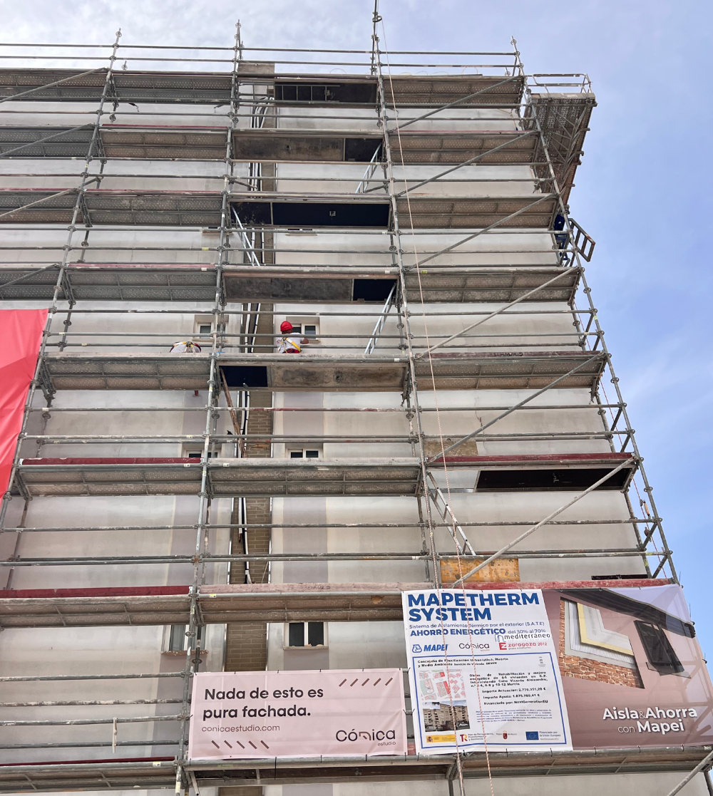 Detalle de andamios en Complejo Intervivienda, Murcia